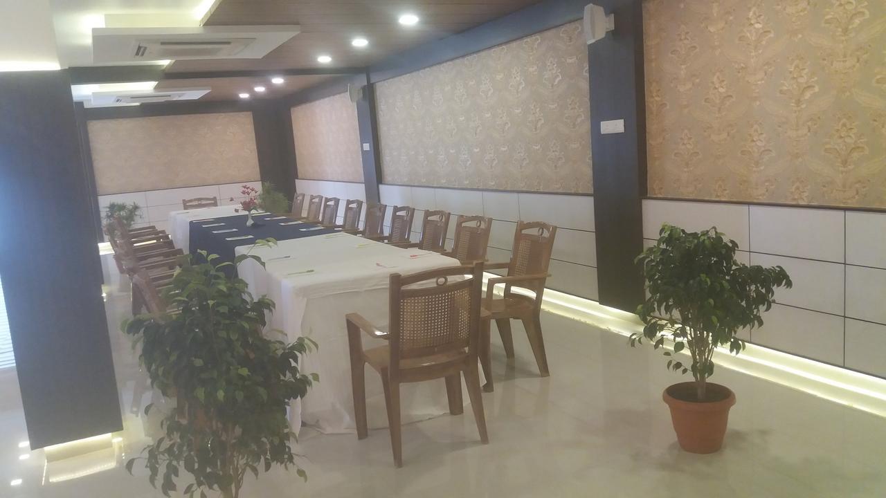 ホテルKr Residency Kānādukāttān エクステリア 写真